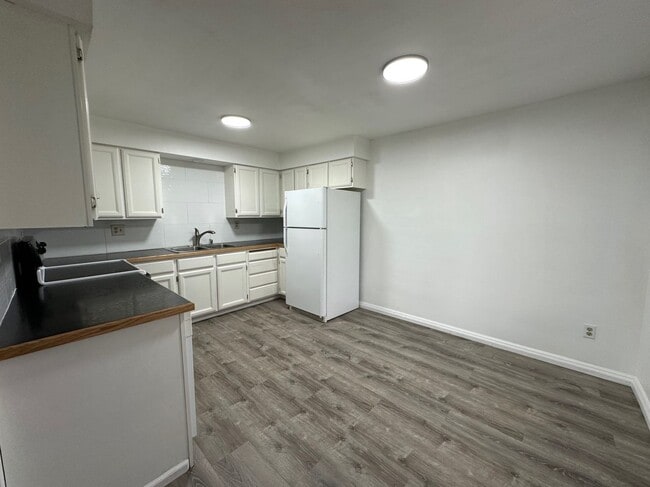 Building Photo - L996