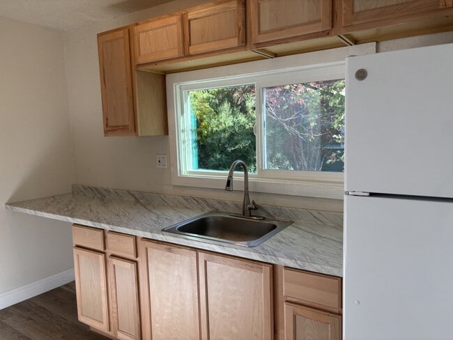 Building Photo - Remodeled 1-bedroom duplex near downtown Placerville.