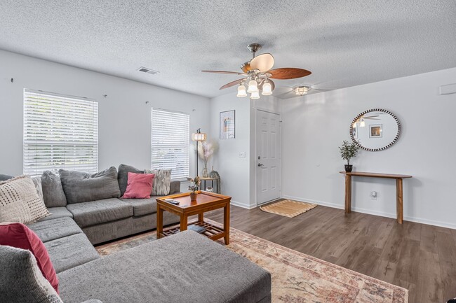 Building Photo - Ranch Style Home in Hunt Club For Rent!