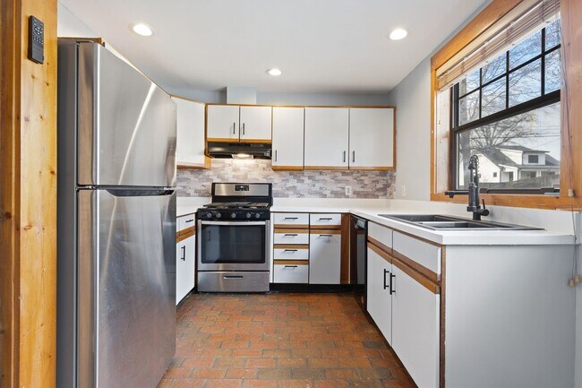 Foto del edificio - Heart of Durham 3 bed, 2.5 bath townhome blends charm, comfort & convenience