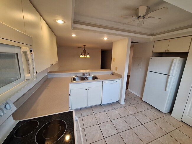 Kitchen(has dimmable lights/ceiling fan) - 10141 Maddox Ln