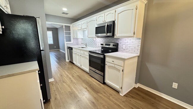 Building Photo - 206 Splane Dr