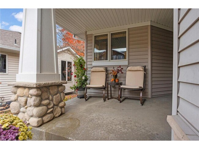 Foto del edificio - 9280 Blackoaks Ct N