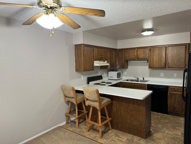 Building Photo - 3 bed, 2 office, 2 bath Townhouse