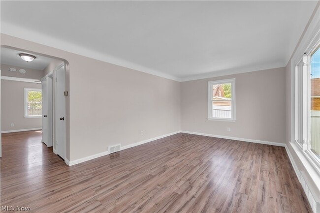 Foto del edificio - 6911 Farnsworth Dr
