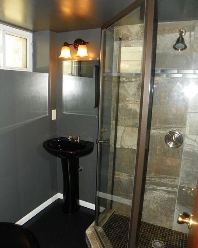 Foto del edificio - 2 br, 2 bath House - 1021 Central Avenue W