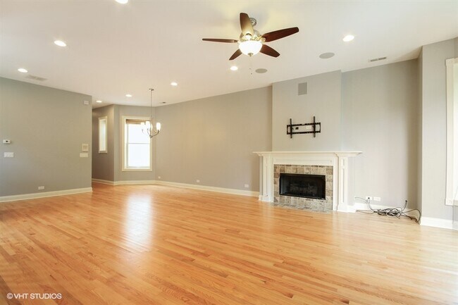 Building Photo - 819 W Aldine Ave