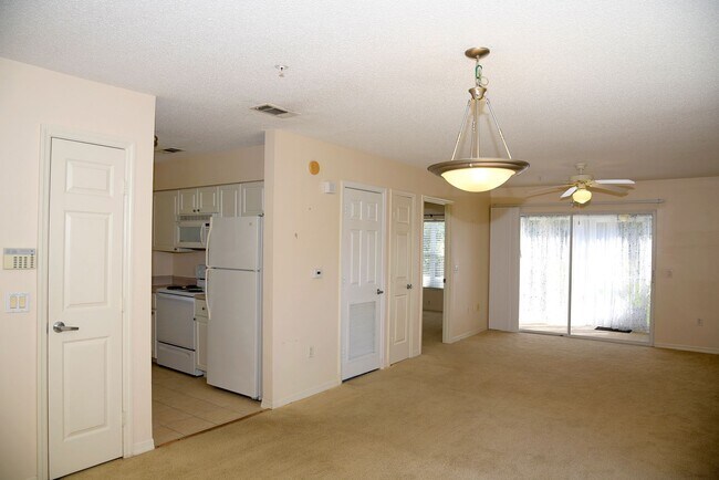 Building Photo - Desirable Florida Club Unit!