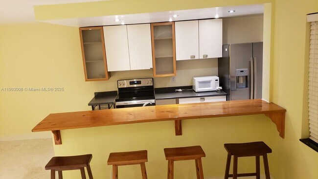 Building Photo - 1100 NE 1st Ct