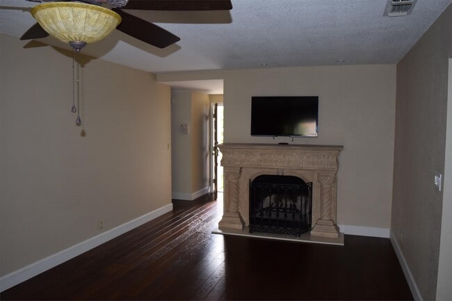 Foto del edificio - 5642 Cypress Point Dr