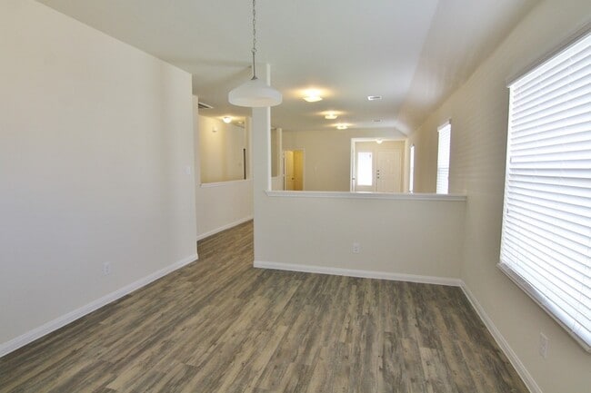 Foto del edificio - 6103 Dawn Misty Ln