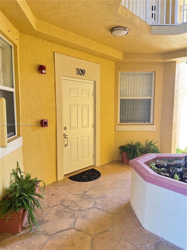 Foto principal - 8964 W Flagler St