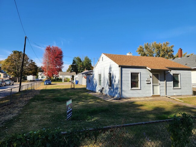 Building Photo - 2 bedroom house