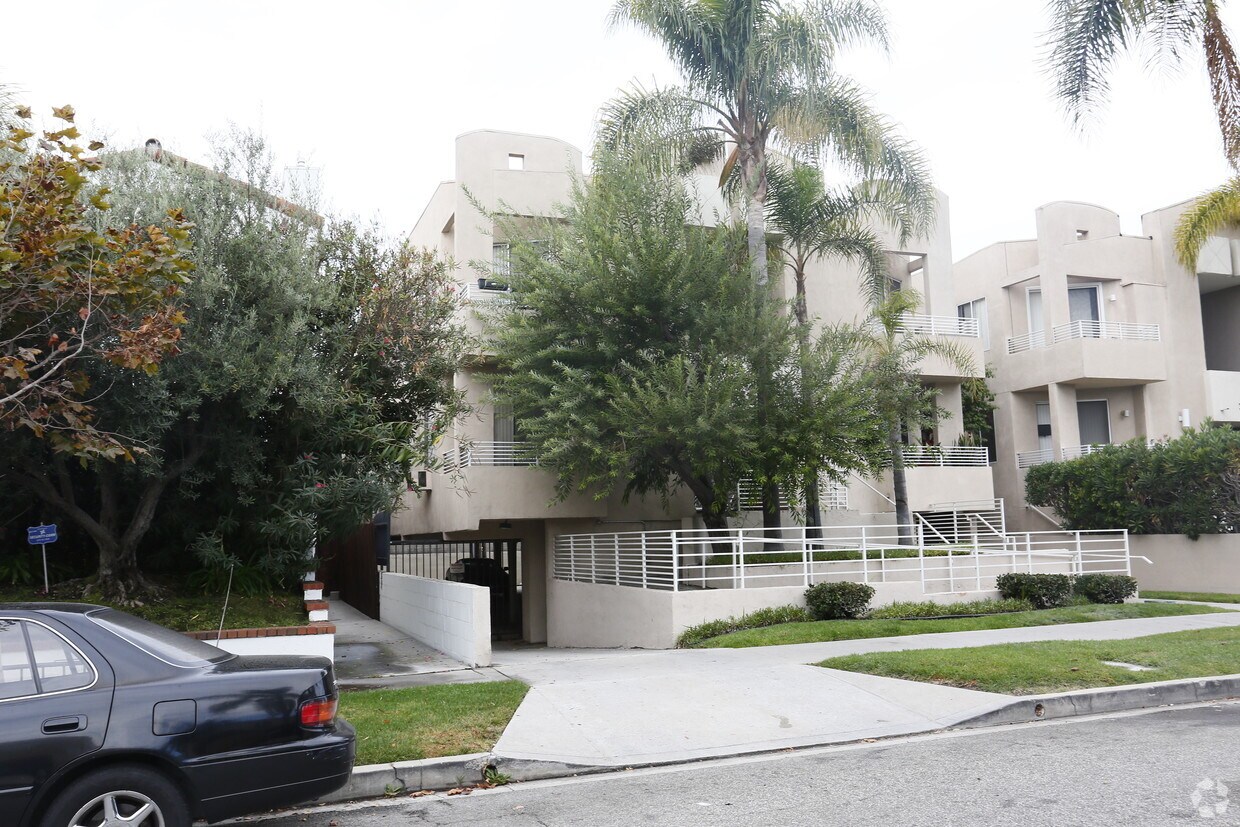 Building Photo - 3653 Empire Dr