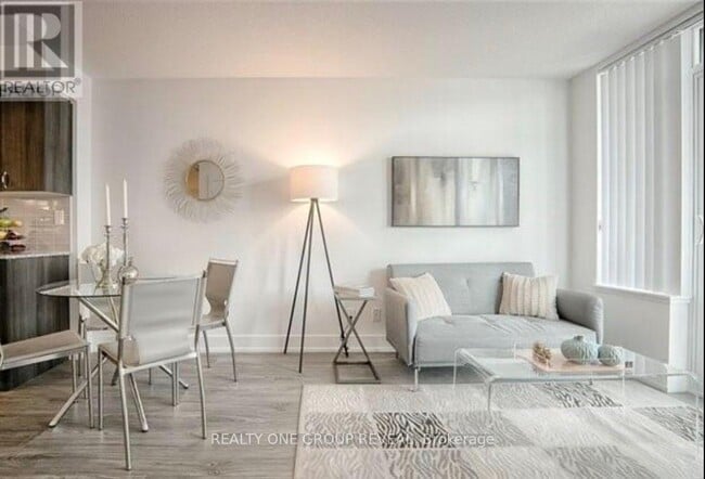 Photo du bâtiment - 1215 Bayly St