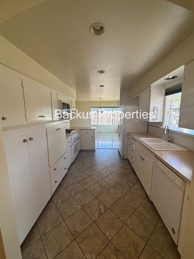 Building Photo - 209 La Mesa Dr