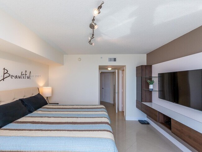 Foto del edificio - 16699 Collins Ave