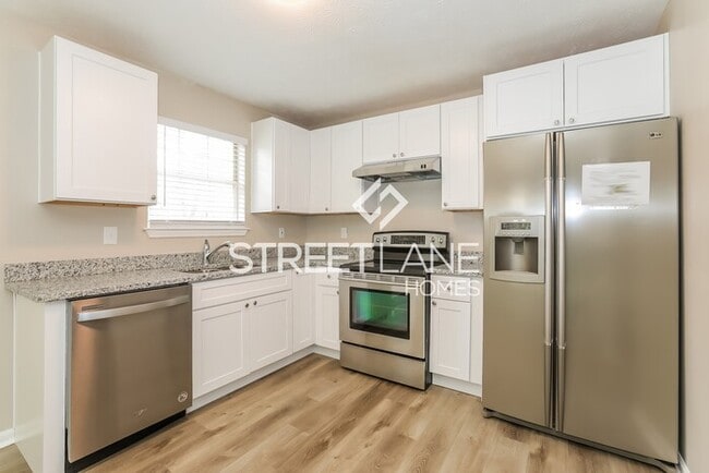 Building Photo - Now offering first month's rent FREE!