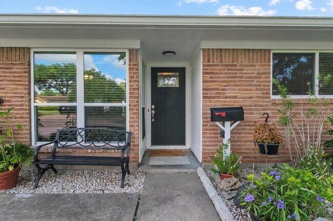 Building Photo - 7019 Lugary Dr