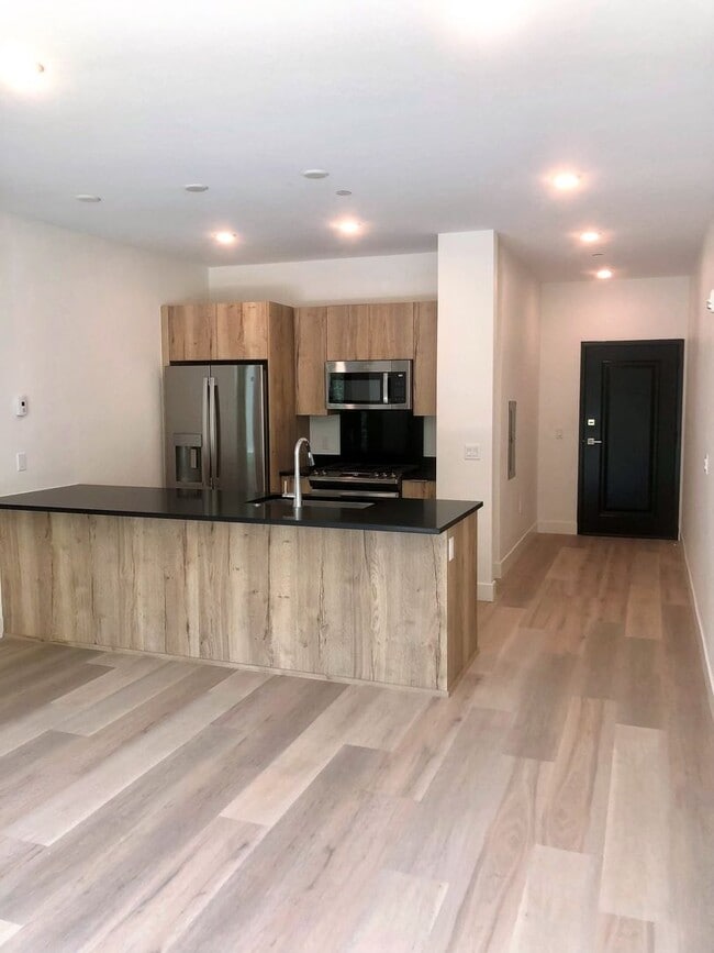 Foto del edificio - Long Term Rental- River West 914