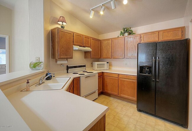 Building Photo - CLEAN AND READY TO RENT