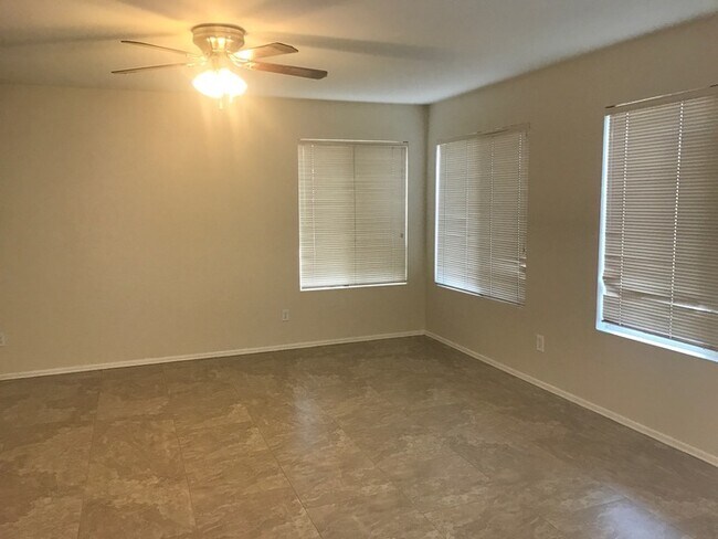 Building Photo - Large and spacious home in Surprise