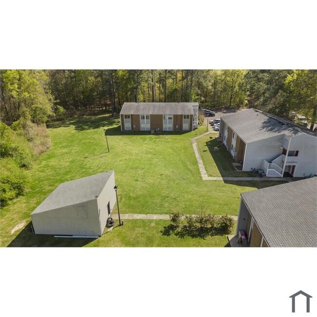 Foto del edificio - Charming & Spacious 3-Bedroom Apartment in Greenwood Park