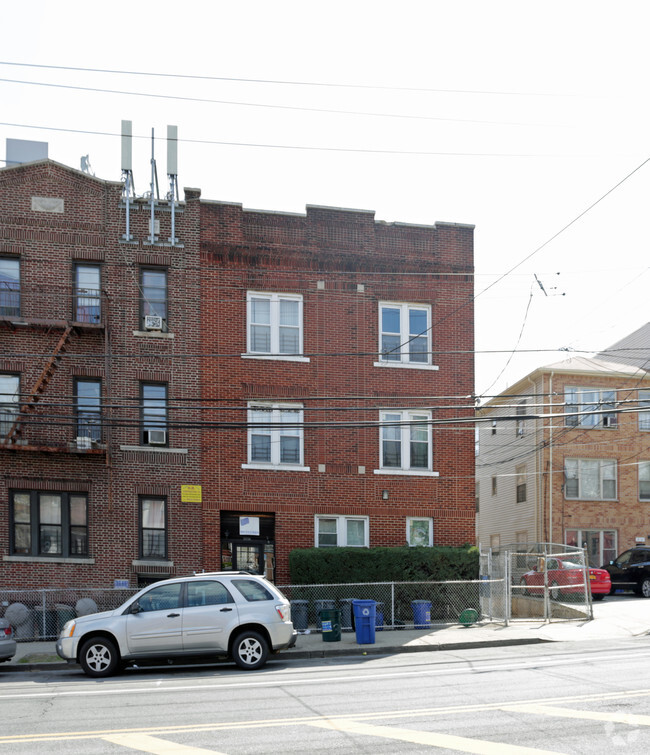 Building Photo - 3036 Bronxwood