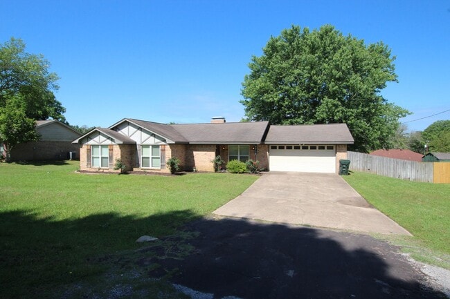 Building Photo - Tour Today! 3 Bedroom 2 Bath Home In Tyler ISD!