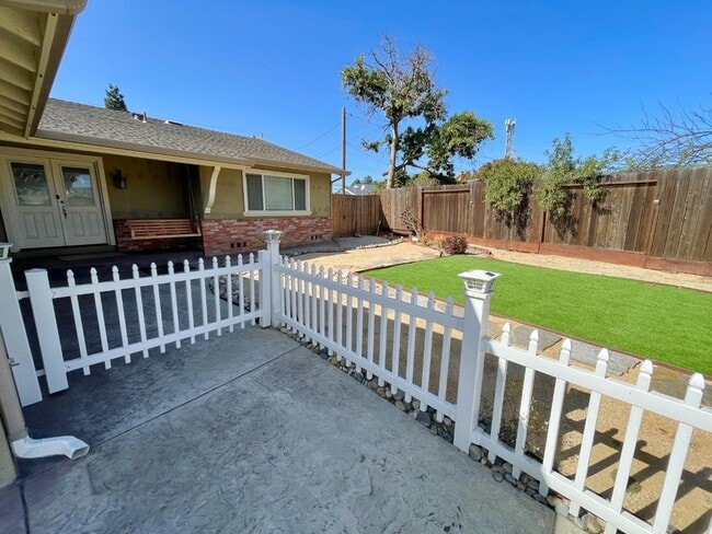 Building Photo - 40753 Sundale Dr