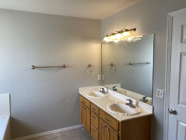 Foto del edificio - 4902 Hawthorne Way