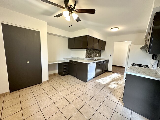 Building Photo - 640 Waverly Dr