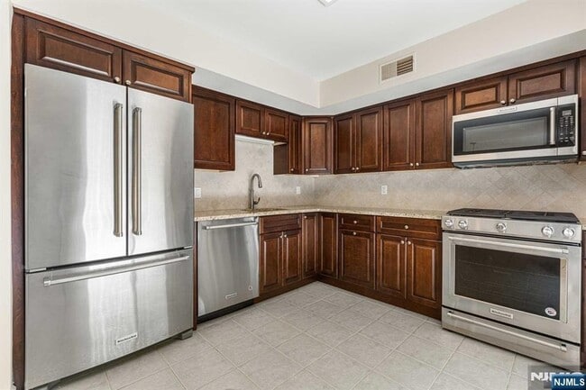 Foto del edificio - 6-04 Cross Meadows