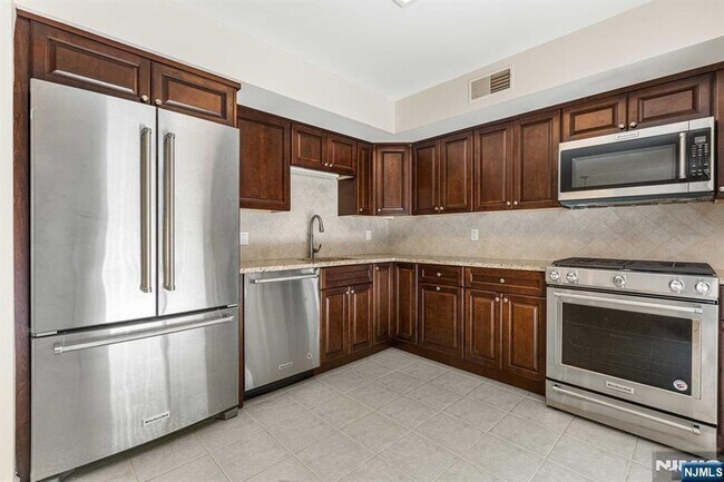 Building Photo - 6-04 Cross Meadows