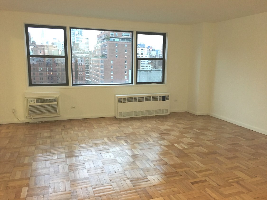 Primary Photo - 130 E 18th St