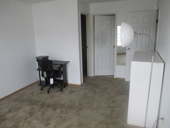 Building Photo - Three Bedroom Two Bath Condo Near Campus *...