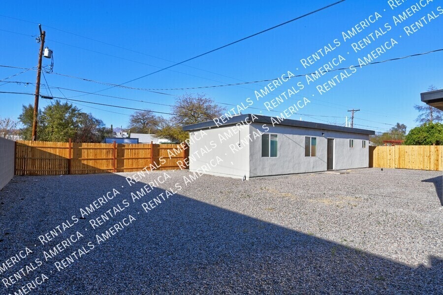 Building Photo - 4733 E 18th St