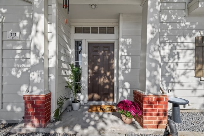 Building Photo - 313 Hogan St