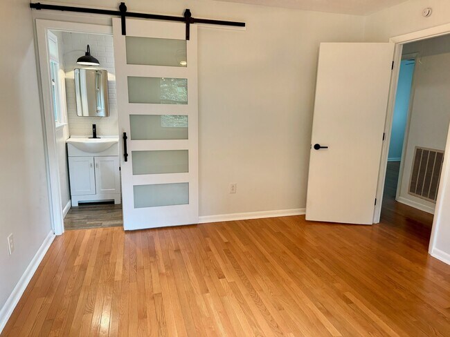 Primary bedroom with ensuite full bathroom - 6111 Northlakes Dr