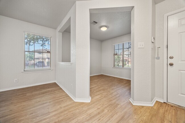 Foto del edificio - Beautiful Home On A Corner Lot!!!!
