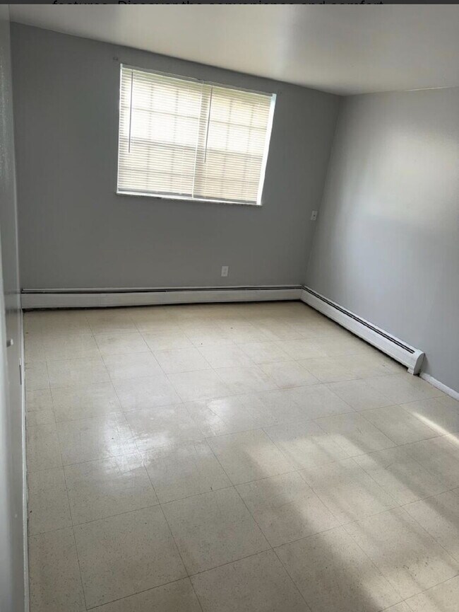 Building Photo - 2 Bedroom