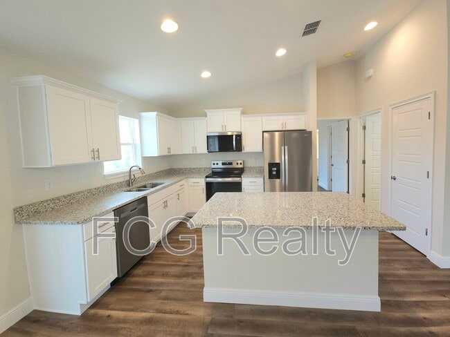 Building Photo - 5 Emerald Trail