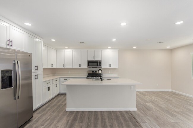 Building Photo - Stunning 6-Bedroom Home Near ASU with Mode...