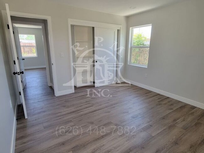 Building Photo - Modern 3 Bedroom Back House