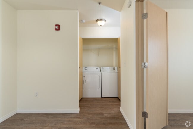 1BR, 1BA - 886SF - Bentley Apartments