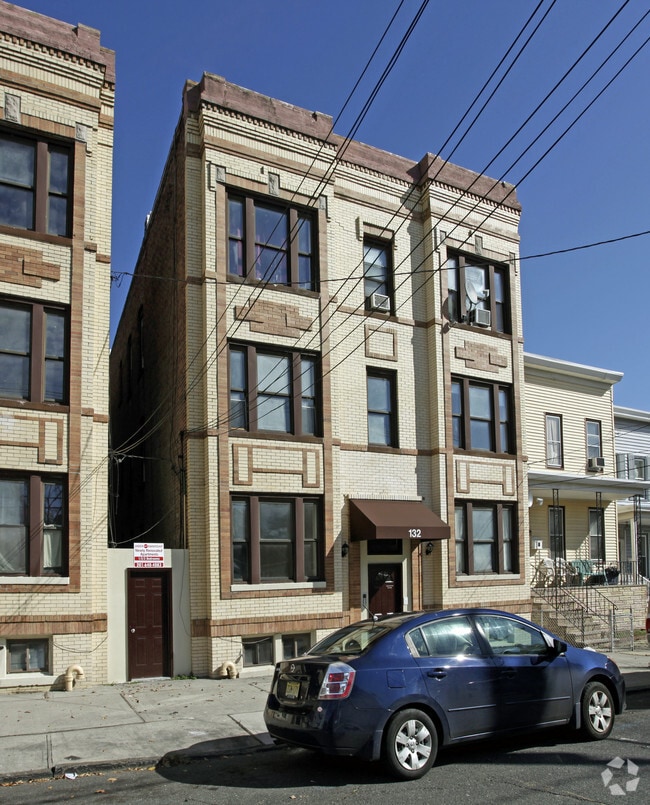 Building Photo - 136 Winfield Ave