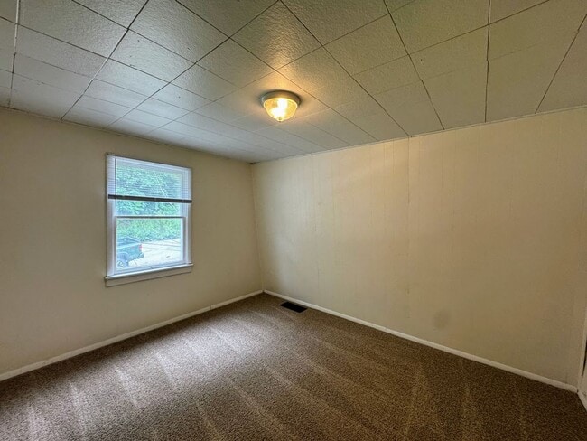 Building Photo - 647 5th St