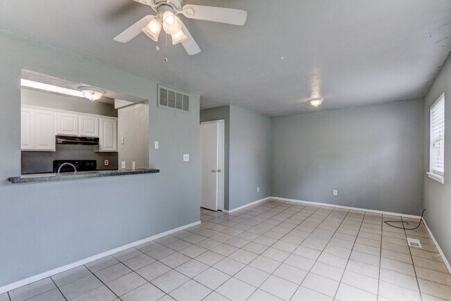Foto del edificio - 4 bed 1.5 bath duplex in Midwest City