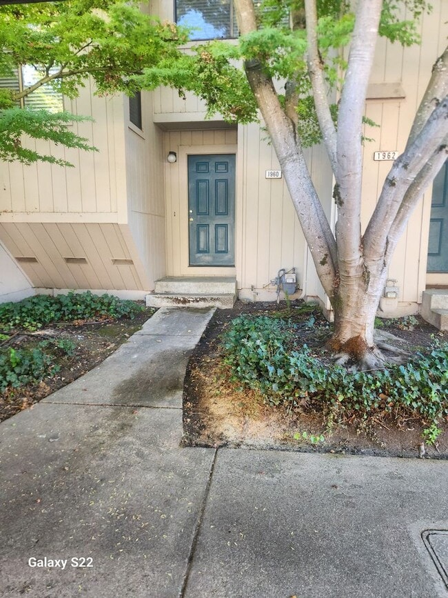 Foto del edificio - Beautiful two story condo in a well mainta...