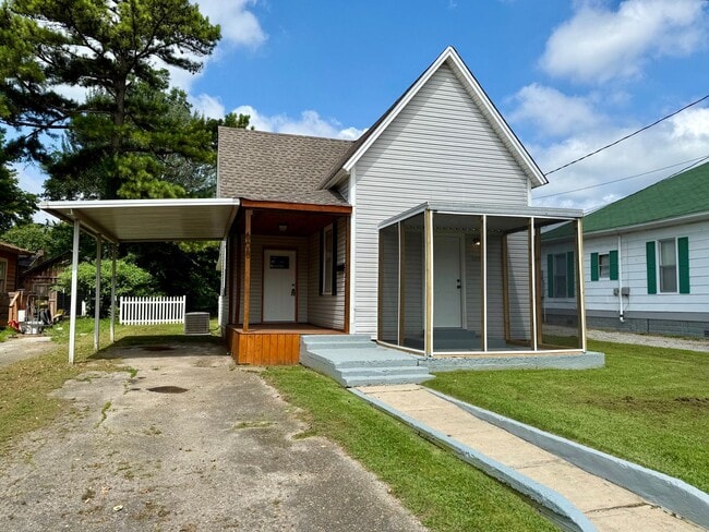 Building Photo - Fully Remodeled 3 Bedroom/1 Bathroom Home ...
